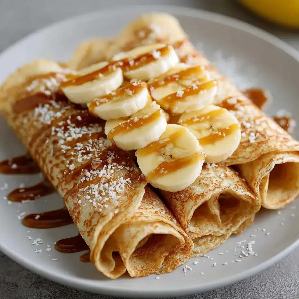 Crepas de avena con plátano servidas con rodajas de fruta y yogur