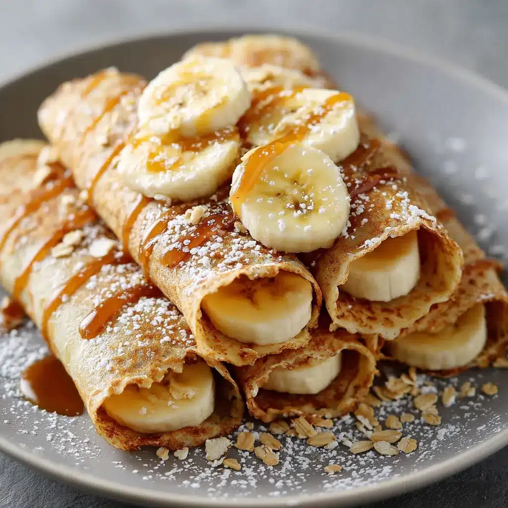 Crepas de avena con plátano servidas con rodajas de fruta y yogur