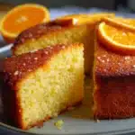 Pastel casero de naranja recién horneado y esponjoso en un plato de cerámica