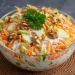 Ensalada de zanahoria con yogur servida sobre hojas de lechuga
