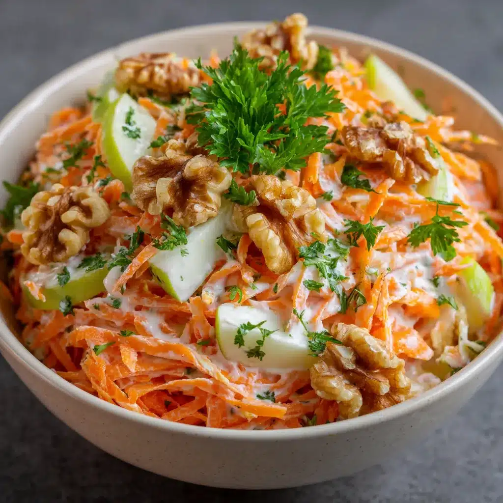 Ensalada de zanahoria con yogur servida sobre hojas de lechuga