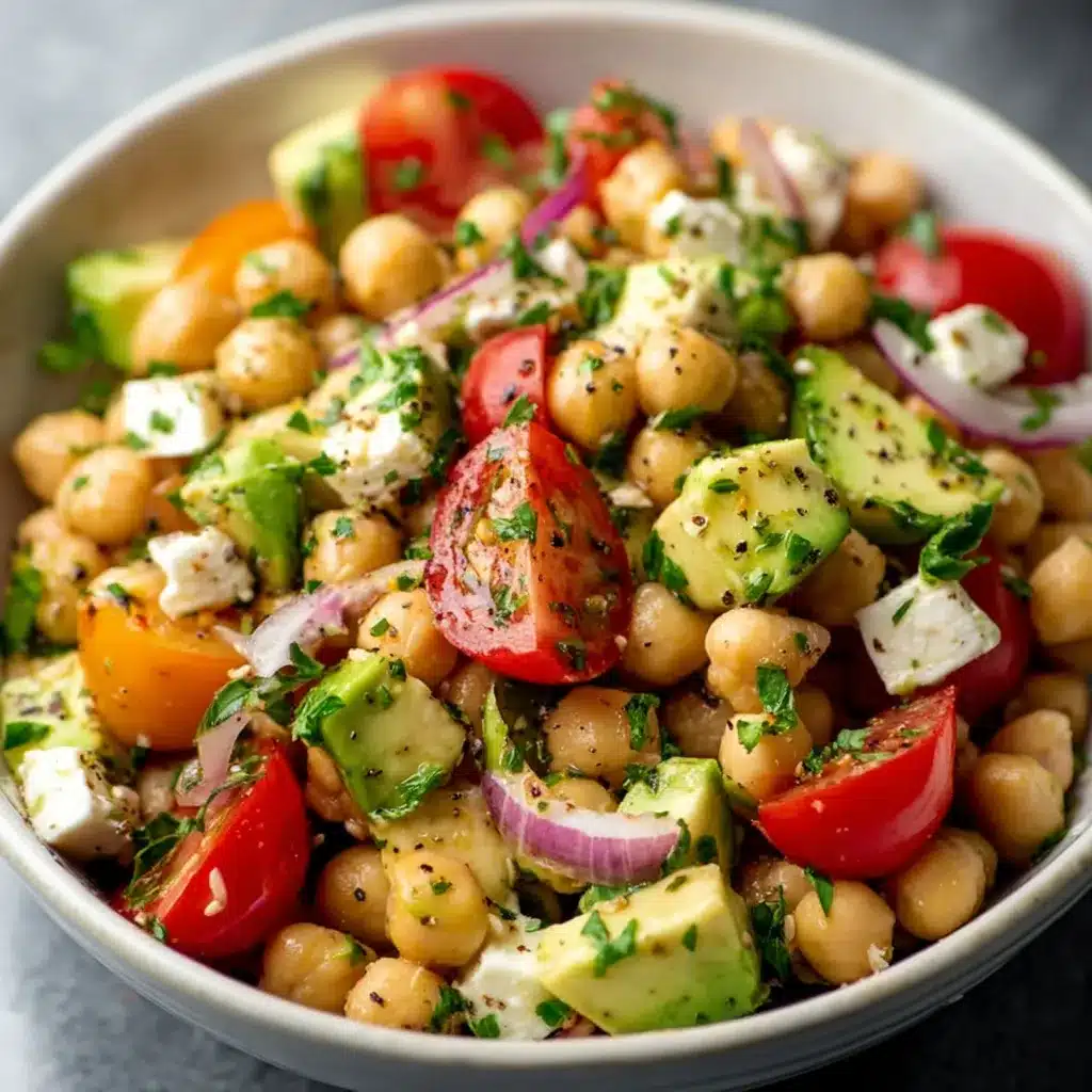 Ensalada de garbanzos con aguacate y tomate fresca en bol de cerámica
