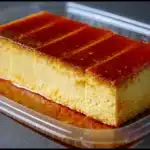 Flan Napolitano Cremoso servido en un plato blanco con caramelo líquido