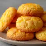 Galletas de naranja caseras recién horneadas sobre una rejilla de enfriamiento