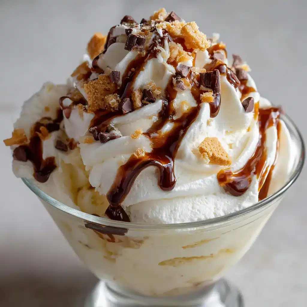 Helado casero cremoso servido en un bol con frutas y galletas