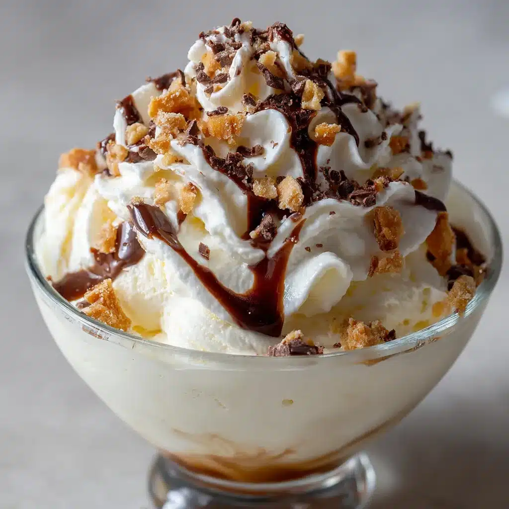 Helado casero cremoso servido en un bol con frutas y galletas