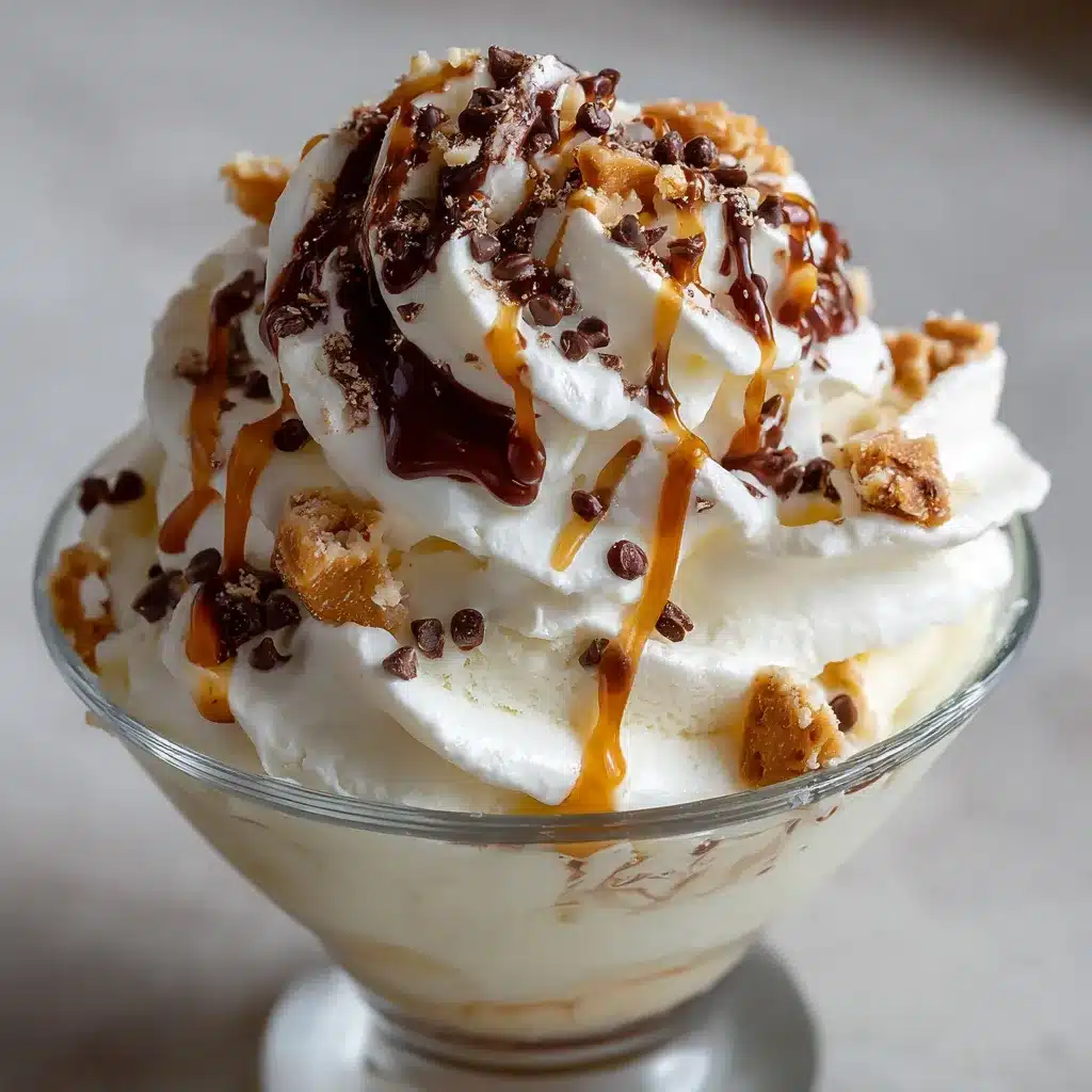 Helado casero cremoso servido en un bol con frutas y galletas
