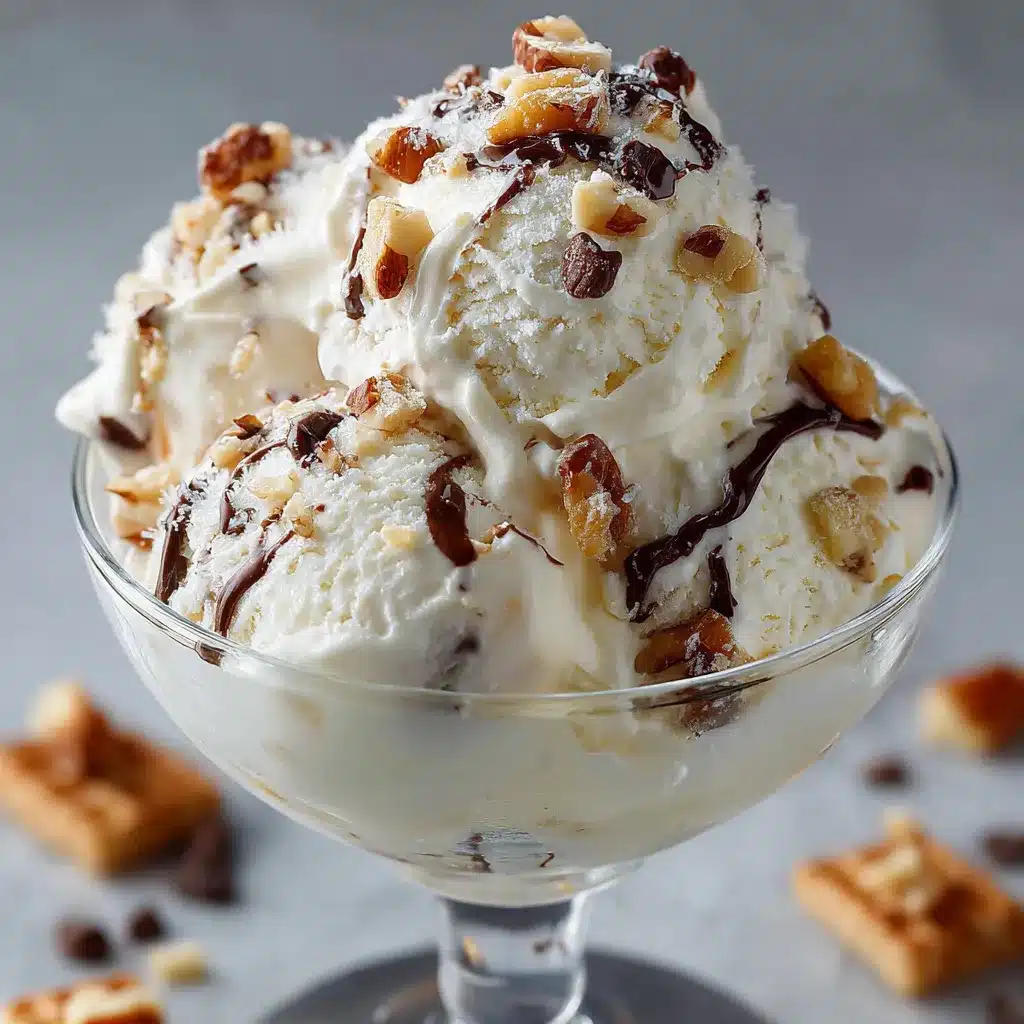 Helado casero de trozos cremoso servido en un bol con chocolate y nueces