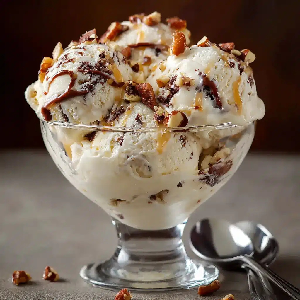 Helado casero de trozos cremoso servido en un bol con chocolate y nueces