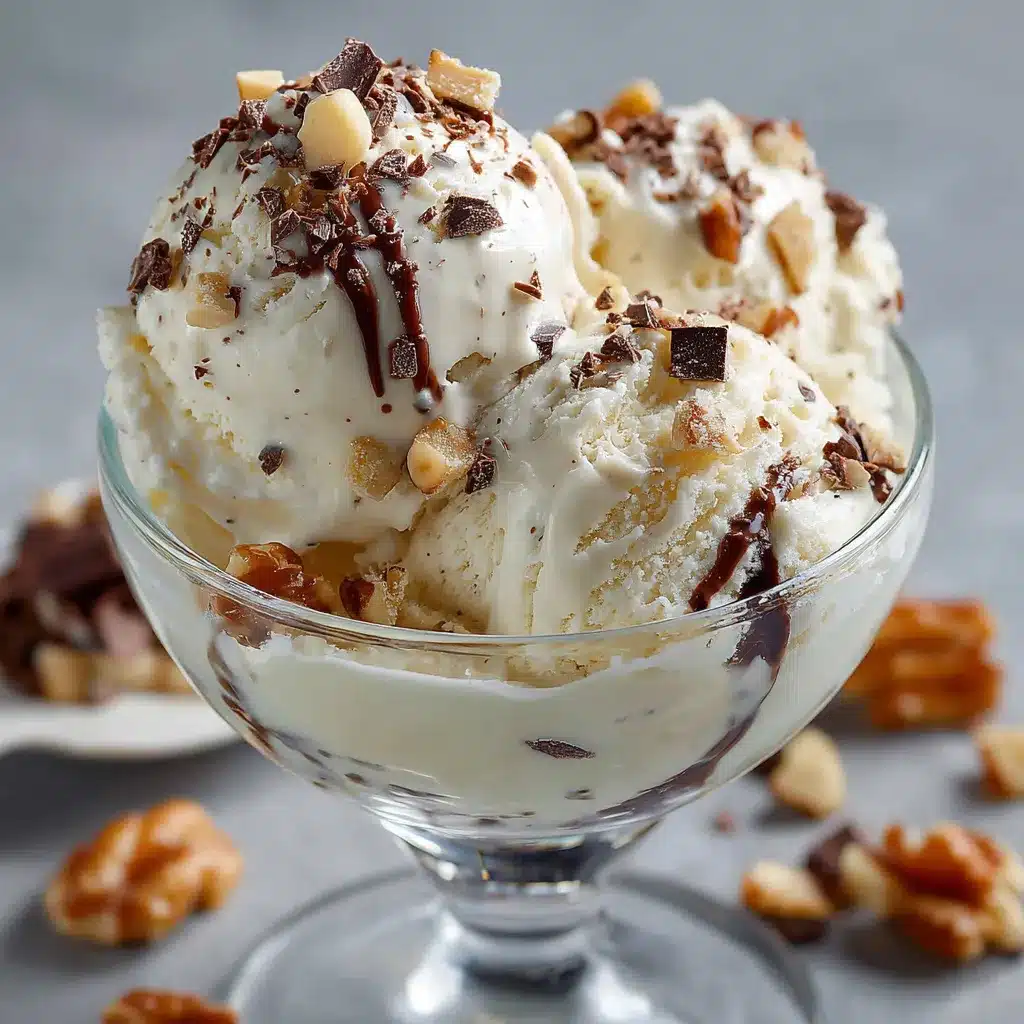 Helado casero de trozos cremoso servido en un bol con chocolate y nueces