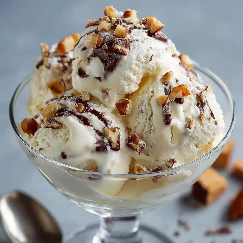Helado casero de trozos cremoso servido en un bol con chocolate y nueces