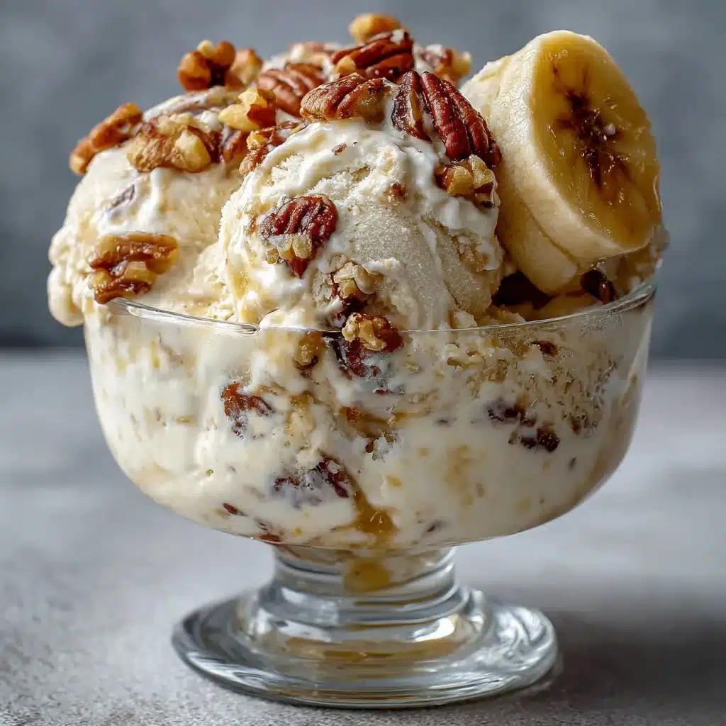 Helado cremoso de plátano y nueces servido en un bol con nueces espolvoreadas encima
