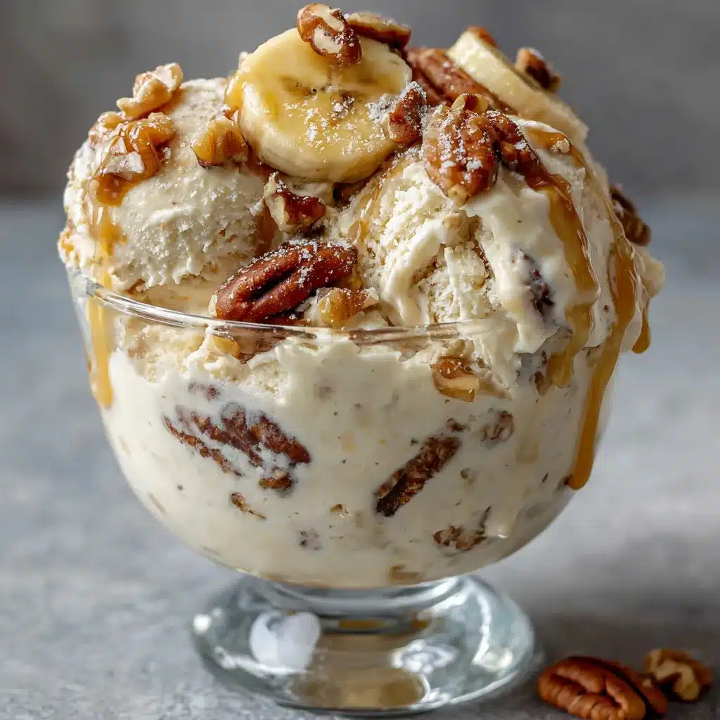 Helado cremoso de plátano y nueces servido en un bol con nueces espolvoreadas encima