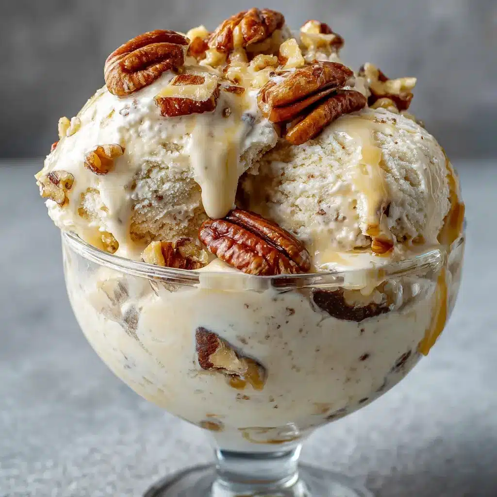 Helado cremoso de plátano y nueces servido en un bol con nueces espolvoreadas encima