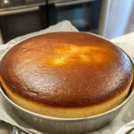 Pastel casero esponjoso sobre una bandeja con rodajas de limón al fondo