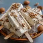 Paletas Heladas de Nuez caseras decoradas con nueces enteras