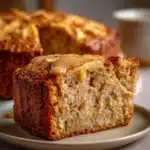 Panqué de Avena con Manzana recién horneado sobre una tabla de madera