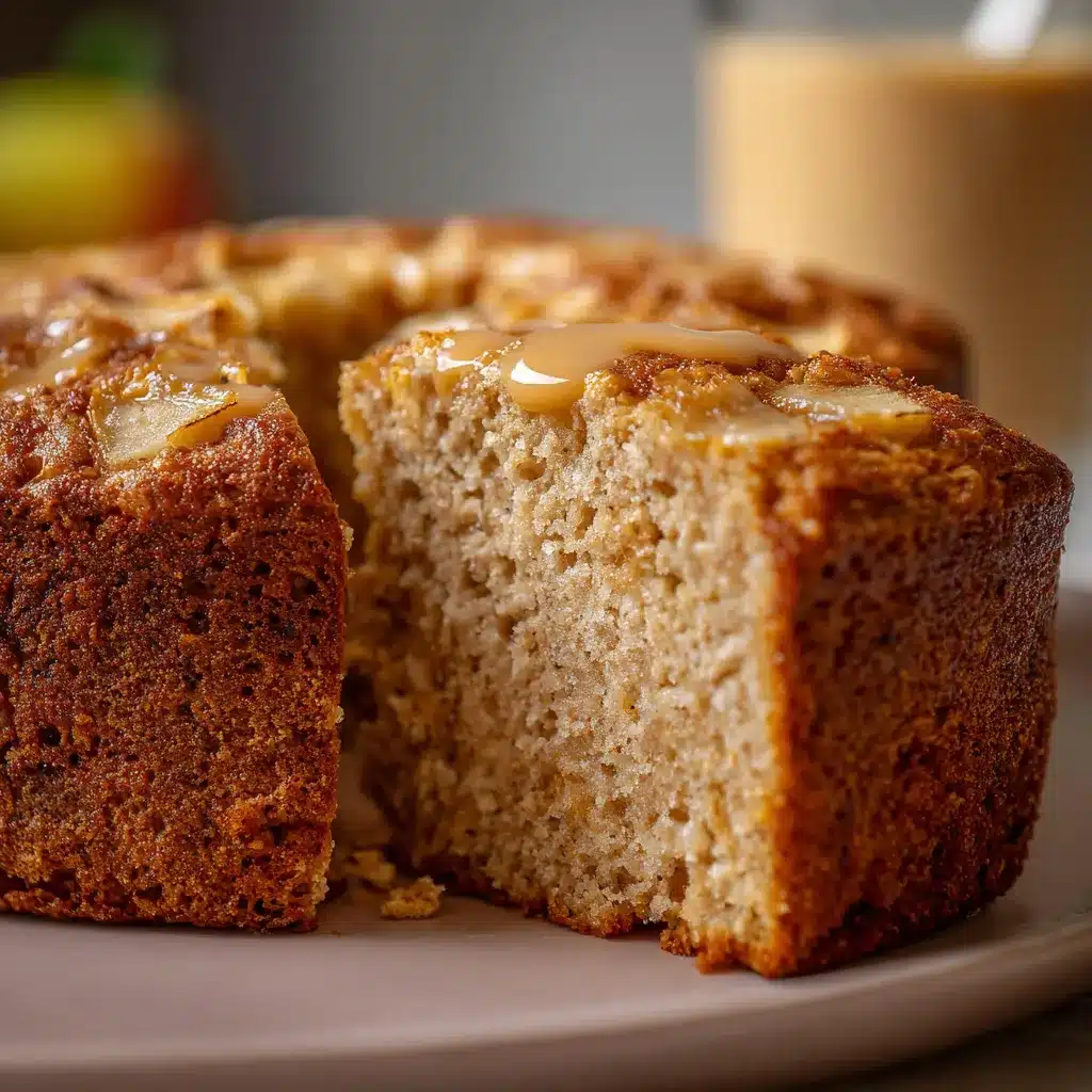 Panqué de Avena con Manzana recién horneado sobre una tabla de madera