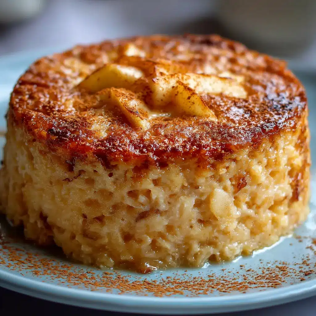 Pastel de avena, manzana y zanahoria recién horneado en molde rectangular
