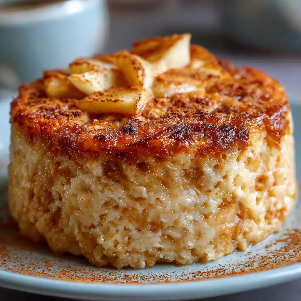 Pastel de avena, manzana y zanahoria recién horneado en molde rectangular