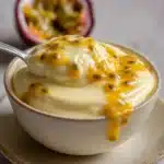 Relleno de maracuyá firme y cremoso servido en un bol de vidrio