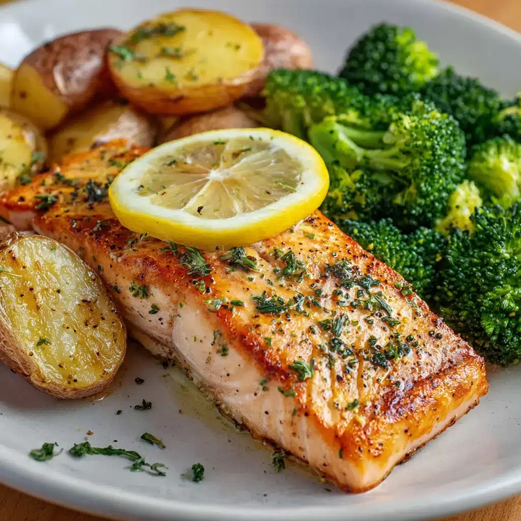 Plato servido de salmón con mantequilla de limón, papas crujientes al horno y brócoli al vapor