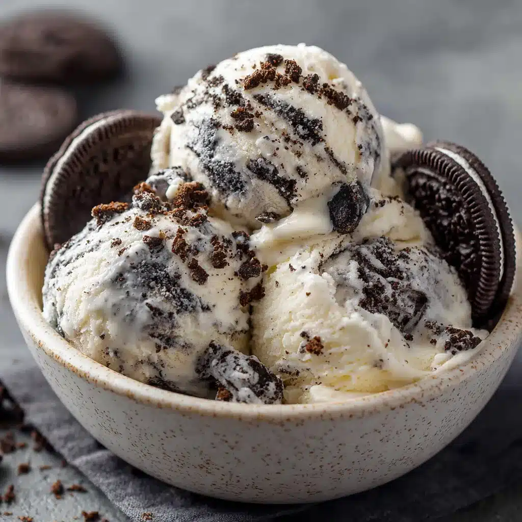 Helado casero de Oreo servido en bol con galletas troceadas