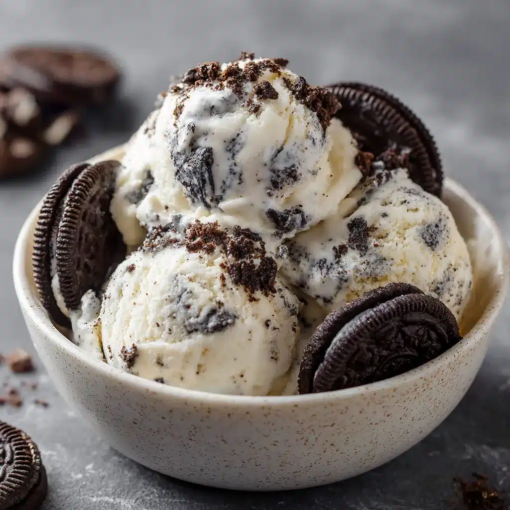 Helado casero de Oreo servido en bol con galletas troceadas