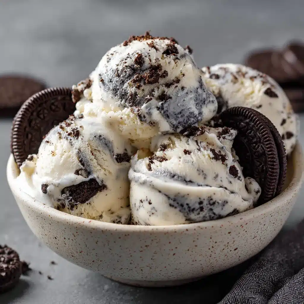 Helado casero de Oreo servido en bol con galletas troceadas