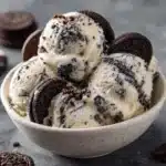 Helado casero de Oreo servido en bol con galletas troceadas
