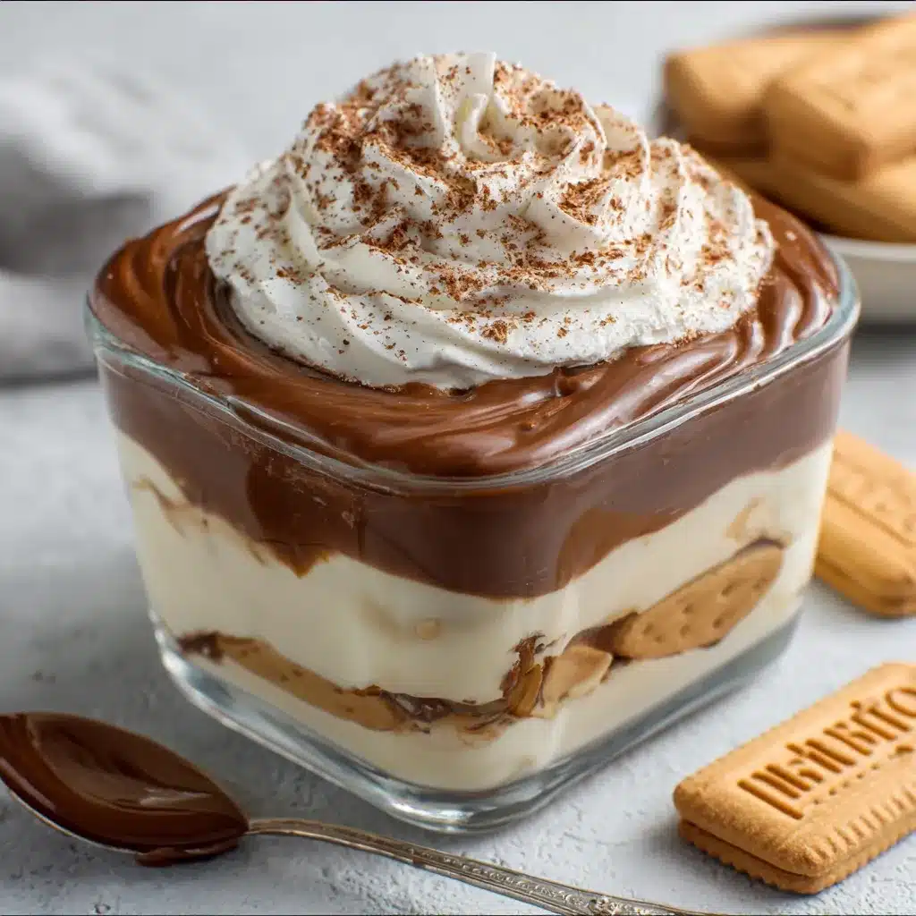 Marquesa de Leche servida en una fuente de vidrio, con capas de galleta y crema, cubierta con chocolate fundido