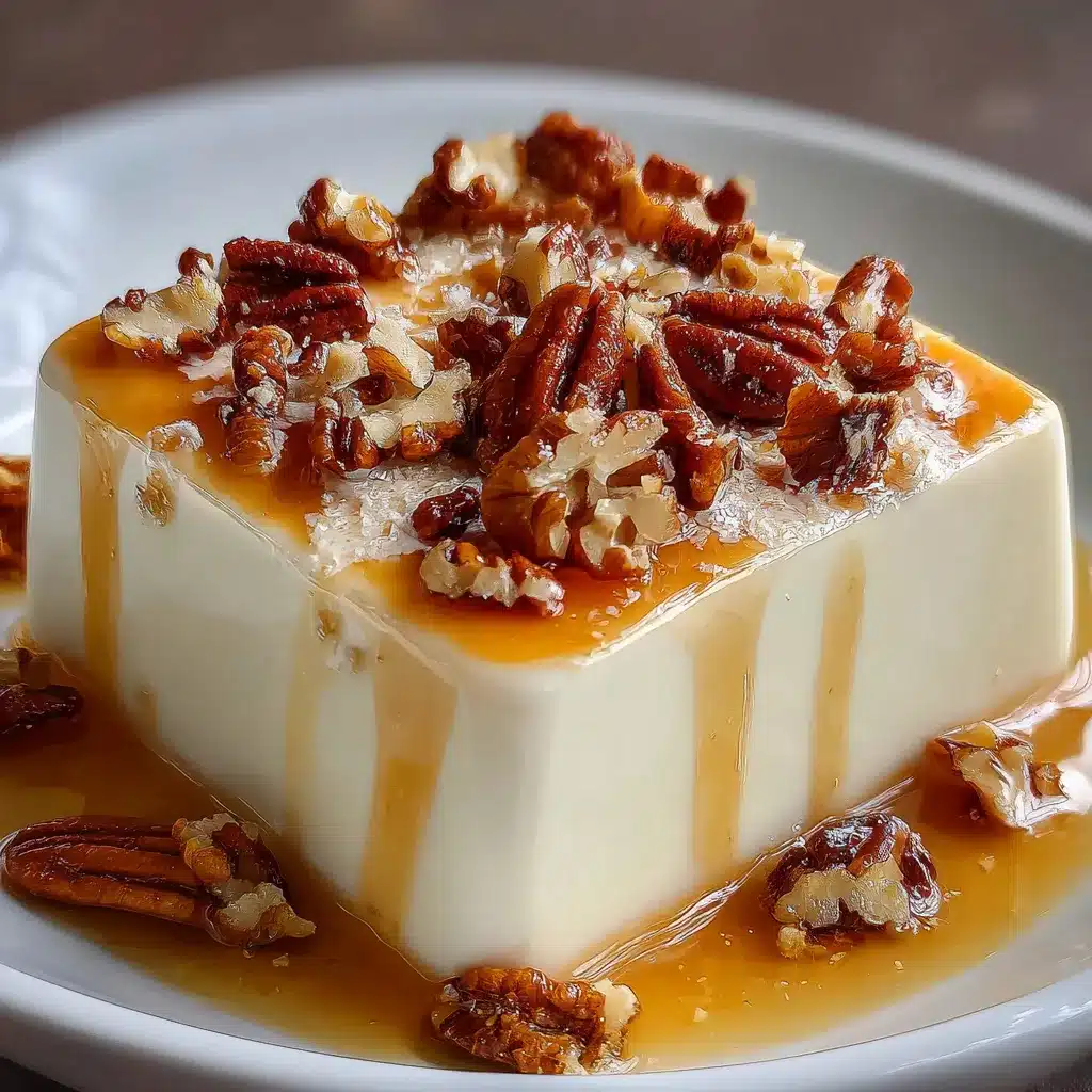 Gelatina de nuez con queso crema servida en plato blanco con nueces decorativas