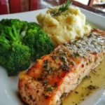 Plato Completo de Salmón con Mantequilla de Ajo, Puré Cremoso y Brócoli con Mantequilla