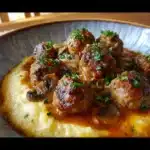 Albóndigas con Champiñones sobre Puré de Papa